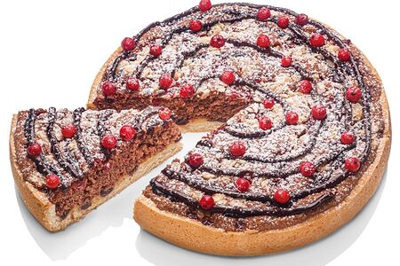 Шарлотка шоколадная с ягодой