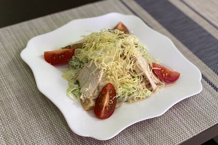 Салат Цезарь с курицей