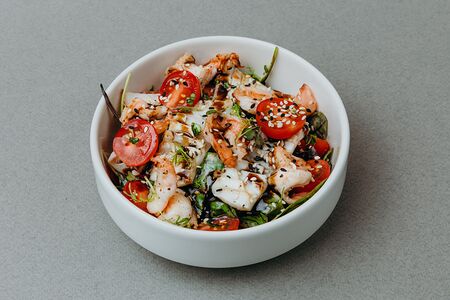 Тёплый салат с морепродуктами