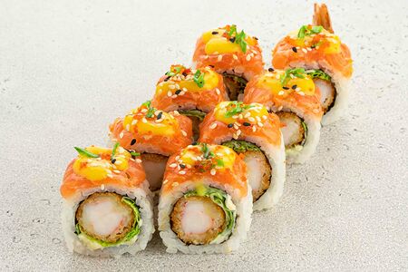 Ролл с креветкой темпура и соусом манго (8 шт)