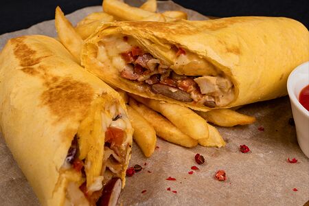 Бурито с курицей и картофелем фри