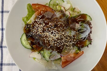 Салат с говядиной и лапшой