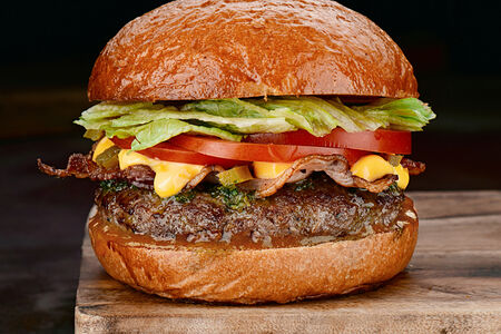 Бургер с говяжьей котлетой