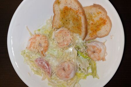 Салат Цезарь с креветками