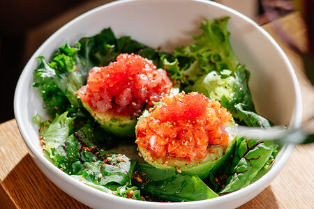 Авокадо, тартар из лосося и тунец