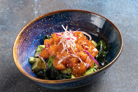 Поке на рисе с лососем