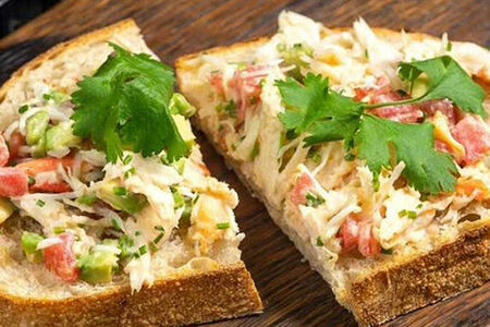 Брускетта с крабом и авокадо