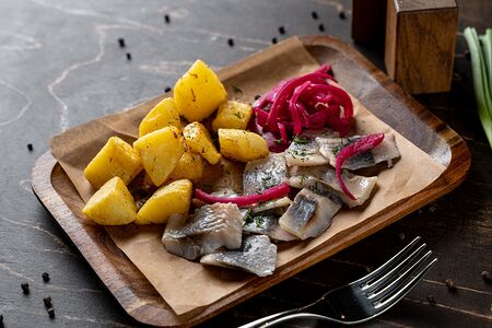 Сельдь с лучком и картофелем