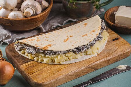 Кыстыбургер с картофельным пюре и шампиньонами в сливочном соусе