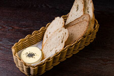 Хлебная корзина с маслом