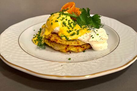 Драники с лососем и яйцом пашот