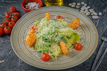 Салат Цезарь с тигровыми креветками