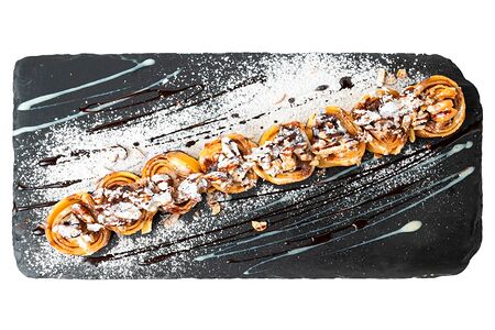 Ролл с шоколадной пастой и лесными орехами