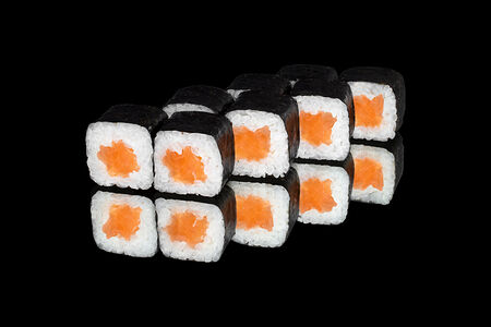 Классический ролл с лососем