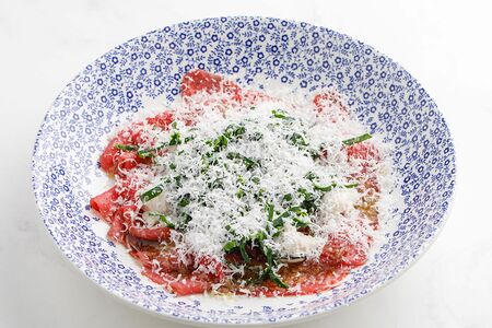 Карпаччо из говядины с трюфельным сыром