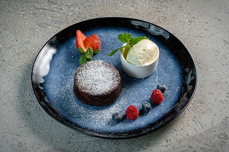 Шоколадный фондан с мороженым