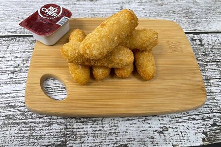 Сырные палочки с брусничным соусом