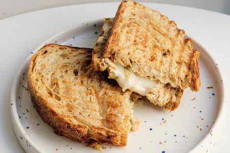 Сэндвич с тунцом и огуречным релишем