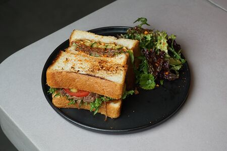 Кацу сэндвич с рваной говядиной