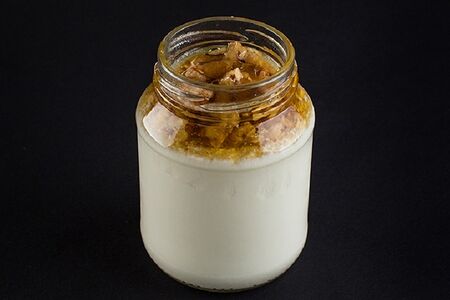 Мацони с медом и орехом