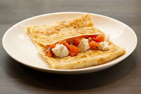 Блин с лососем и сливочным сыром