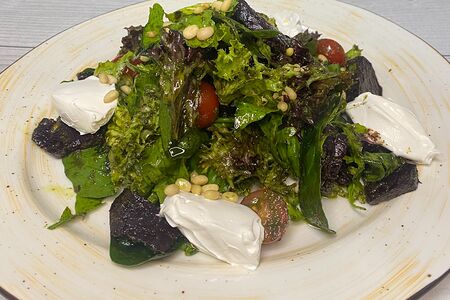 Салат из печеной свеклы с козьим сыром кедровыми орешками под соусом песто