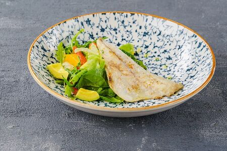 Филе дорадо с салатом из цитрусовых