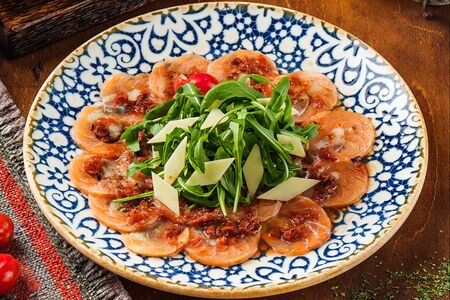 Карпаччо из слабосоленой семги с филе сельди в пикантном соусе от шефа