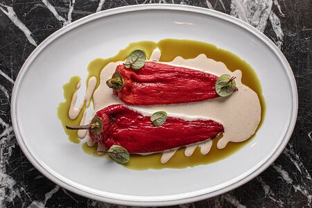 Печеные перцы с соусом из тунца