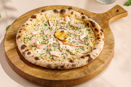 Пицца с копченой форелью