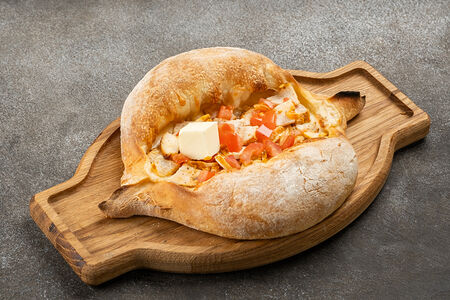 Хачапури по-аджарски с курицей и помидором