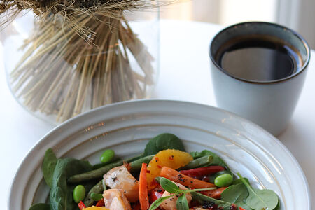 Теплый салат с лососем