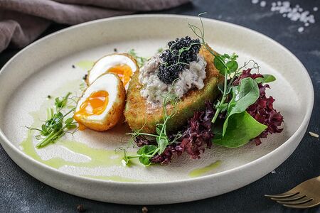 Авокадо в сухарях с икрой палтуса и форшмаком