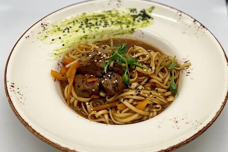 Лапша с говядиной и соусом Чили