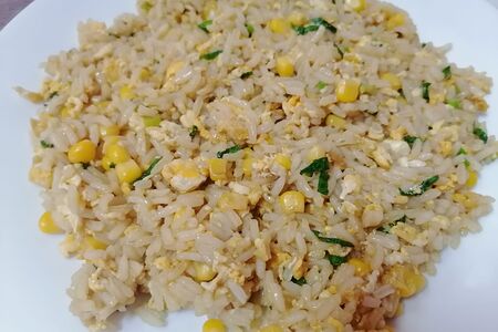 Рис с яйцом и зеленью жареный