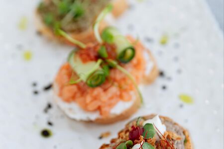 Брускетты с севиче из лосося с огурцом и нежным крем-сыром