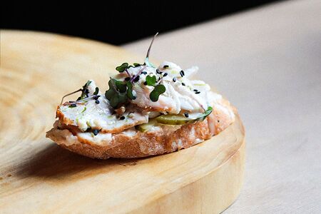 Тапас с бужениной, хреном и корнишонами