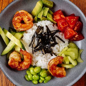 Поке с обжаренными тигровыми креветками