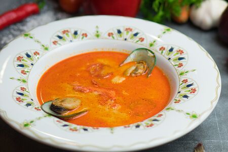 Острый суп с морепродуктами