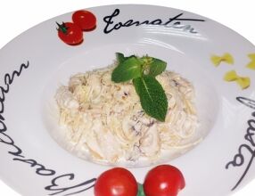 Лингвини с ломтиками куриного филе и шампиньонами