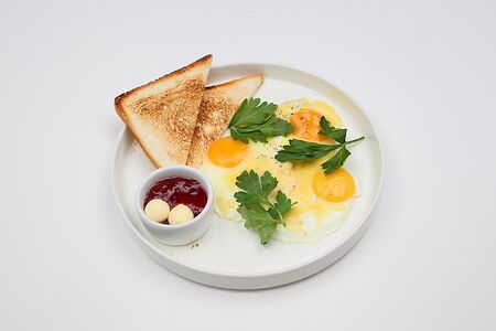 Омлет, яичница или скрембл с джемом, тостами и маслом