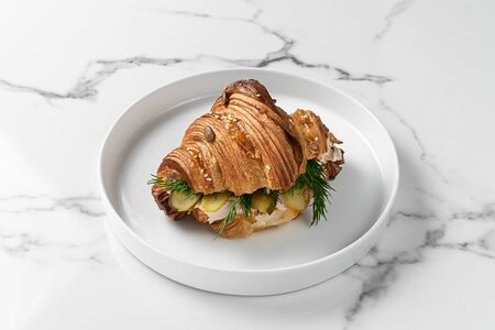 Сэндвич с индейкой и маринованным огурцом в зерновом круассане