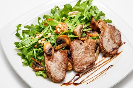 Теплый салат с телятиной и шампиньонами