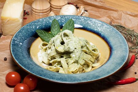 Феттуччине с соусом песто и курицей