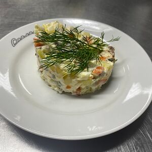 Салат Оливье с колбасой
