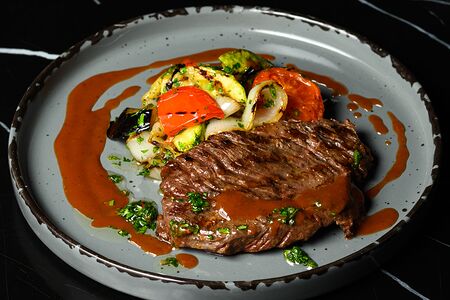 Альтернативный стейк с овощами гриль