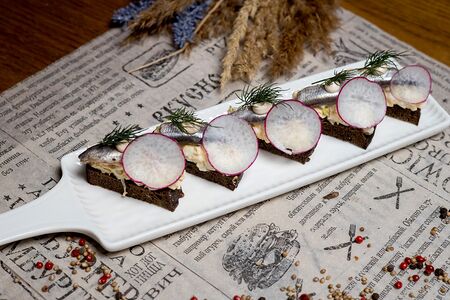 Ржаные тосты с анчоусом