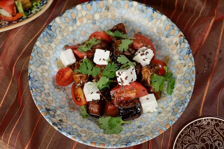 Салат с хрустящими баклажанами и сыром