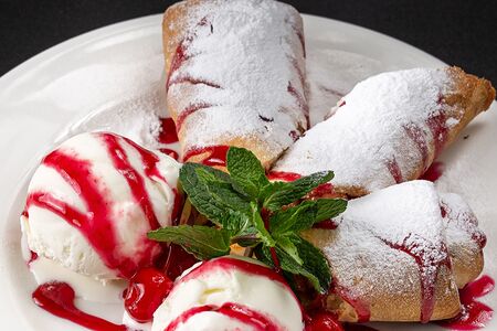 Горячий штрудель с яблоком