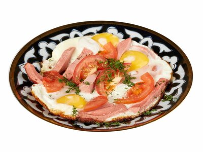 Яичница с помидорами и колбасой